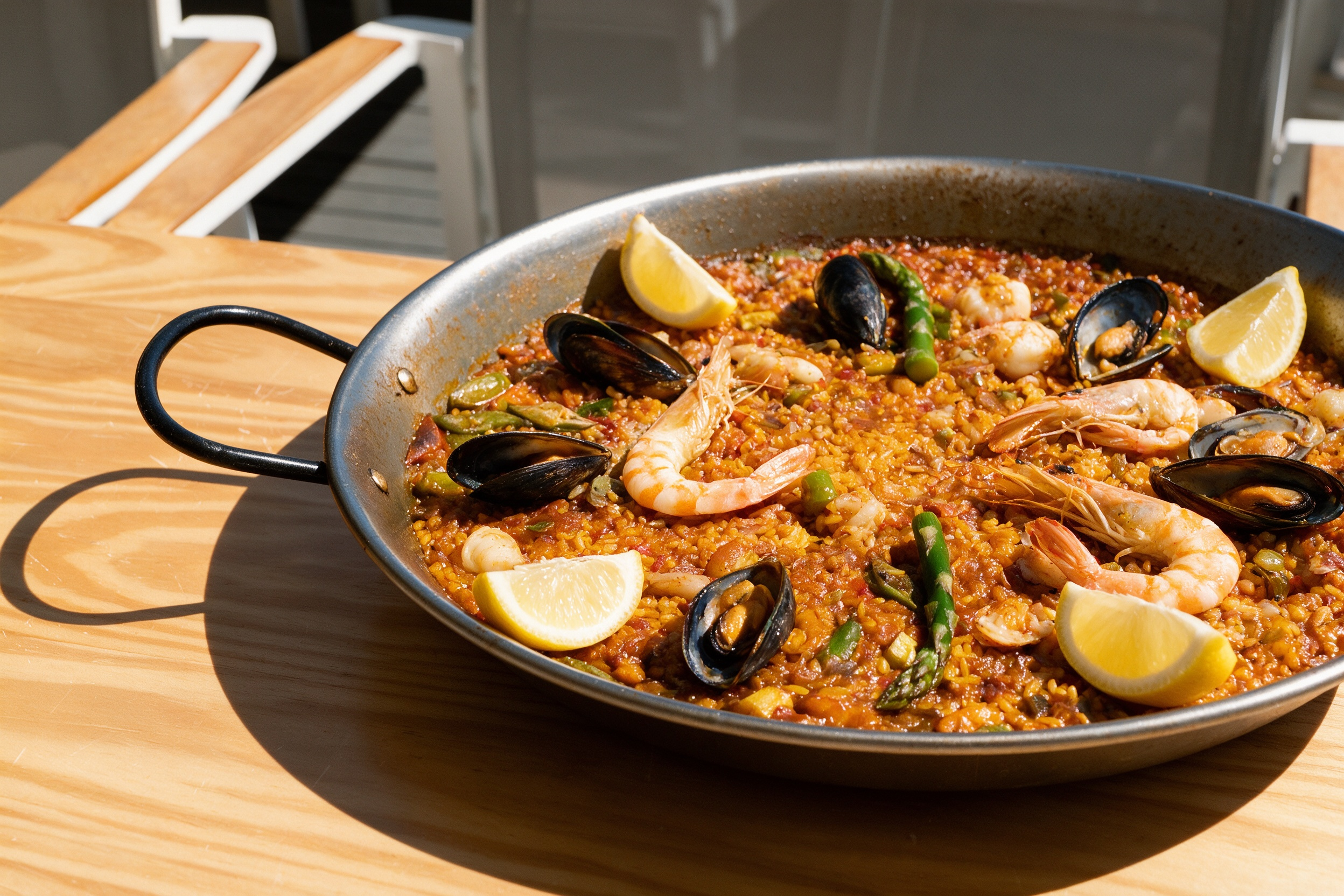 Paella de marisco con gambas, mejillones y limón